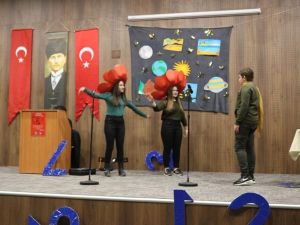 Öğrencilerinden tiyatro gösterisi