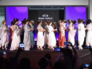 İzmir’de dikkat çeken Balkan defilesi