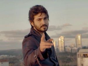 Ünlü teknik direktör müzik klipinde rol aldı