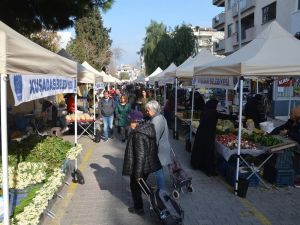 Kuşadası’nda yöresel pazara yoğun ilgi