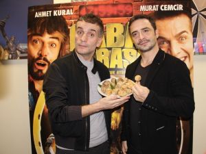 Forum Aydın’a gelen ünlüler önce Aydın inciri ile sonra hayranları ile buluştu