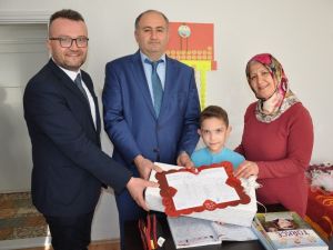 Özel eğitim öğrencisi karne sevincini evinde yaşadı