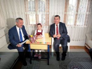 Fethiye’de Evde Eğitim Alan Öğrencinin Karne Sevinci