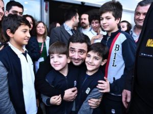 Ahmet Kural ve Murat Cemcir’den İzmirli öğrencilere karne sürprizi