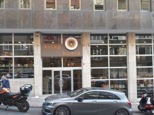 Hayvanseverler Kitap Kafe açtı