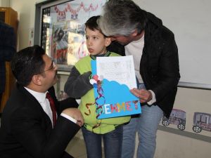 Özel eğitimli öğrenciye üzerinde ismi yazan özel karne