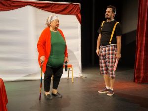 Marmaris’te çocuklara tiyatro hediyesi