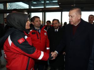 Cumhurbaşkanı Erdoğan’dan hastanedeki depremzedelere ziyaret
