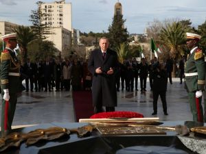 Cumhurbaşkanı Erdoğan Cezayir’de Şehitler Abidesi’ni ziyaret etti