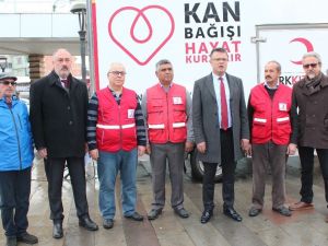 Depremzedelere kan bağışı için kuyruğa girdiler