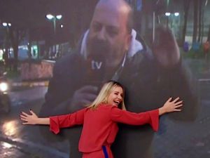 Esra Erol sevincini gizleyemedi, led ekranda bulunan muhabirinin görüntüsüne sarıldı