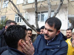 Bakan Kurum, depremde hasar gören mahallelerde incelemede bulunuyor