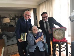 Atatürk Kültür Merkezi Başkanlığından, Adalet Ağaoğlu’na hatıra plaketi