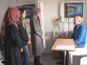 Geleceğin hekimleri kanser hastalarına moral oluyor