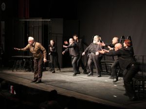 Efeler’de ‘Memleketin Kısmeti’ adlı müzikli güldürü beğeni topladı