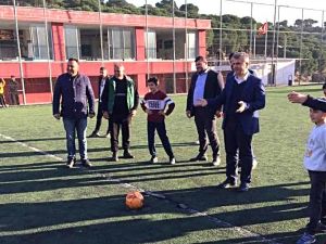 AK Partili Milletvekili Canbey, gençlerle top oynadı