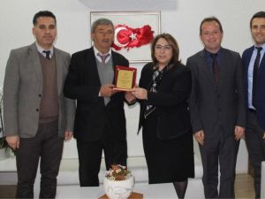 Boğa güreşi gelirini okula harcayan muhtara plaket
