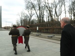 Cumhurbaşkanı Erdoğan, Ukrayna’da Meçhul Asker Anıtı’nı ziyaret etti