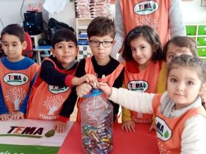 Minik gönüllüler rozet taktı
