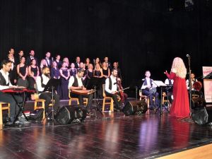 Doktorlar korosu, kanser hastaları için şarkı söyledi