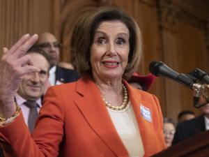 Pelosi: "Trump ABD için tehdit olmayı sürdürüyor “