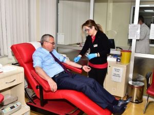 Vali Deniz’den kan bağışı