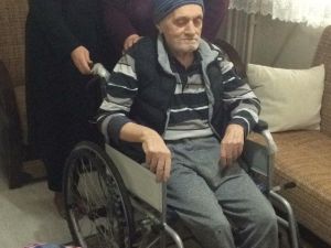 Yaşlı adam tekerlekli sandalyesine kavuştu