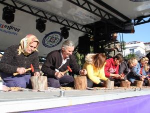 En çok bademi kırmak için yarıştılar