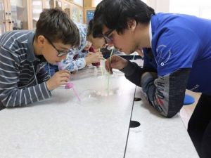 Üniversite öğrencilerinden köy okulunda atölye çalışması