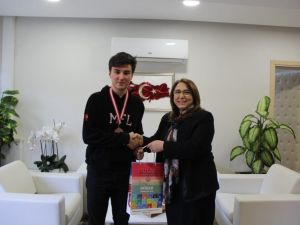 Ulusal Bilim Olimpiyatları’nda madalya kazanan öğrenciden Töre’ye ziyaret