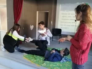 Milas’ta öğrencilere ilkyardım anlatılıyor