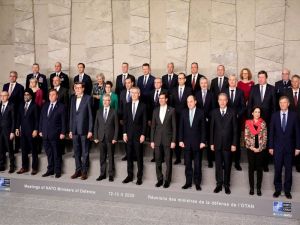 Bakan Akar, oturum sonrası NATO aile fotoğrafına katıldı