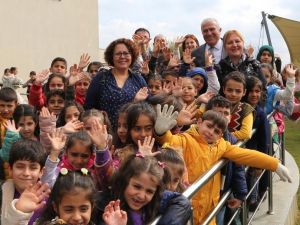 Efeler’de 142 çocuk sinema keyfi yaşadı