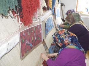 İlmek ilmek dokuyarak aile bütçesine katkı sağlıyorlar