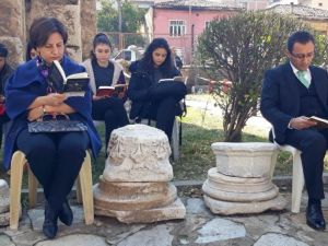 Tarihi kilisede okuma etkinliği