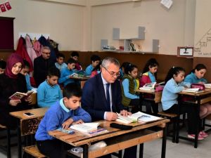 Vali Deniz, öğrencilerle birlikte kitap okudu