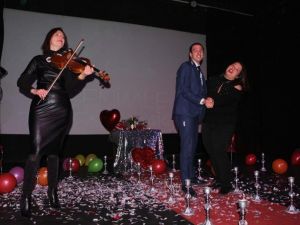 Kuşadası’nda tiyatro sahnesinde evlilik teklifi