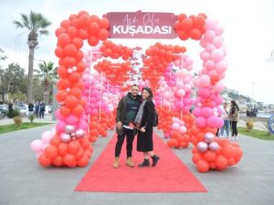 Kuşadası’nda 14 Şubat Sevgililer Günü coşkuyla kutlandı.