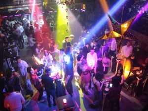 Sevgililer Günü’nde eğlence mekanları doldu taştı