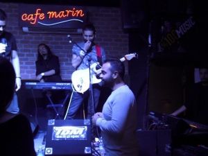 Eğlence mekanında sahneye çıkan İranlı genç sevgilisine evlenme teklif etti