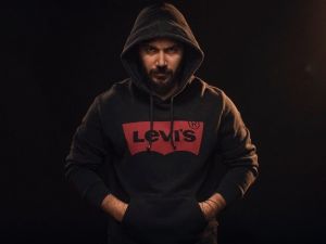 Rezan Sinjari, katalog çekimi için kamera karşısına geçecek