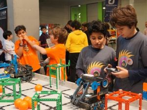 Küçük dehalar robotlarını yarıştırdı