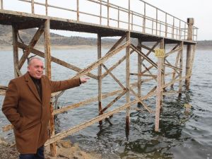 Demirköprü Barajı’nda korkutan görüntü