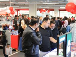 Sevgililer Günü’nün kahramanı akıllı telefonlar oldu