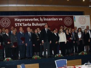 Bakan Selçuk, eğitime katkı verenlere plaket verdi