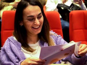 Şanslı izleyiciye hediye çeki sürprizi