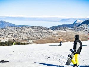 Göl manzaralı kayak keyfi ara vermiyor