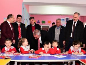 Vali Deniz’den öğretmen ve öğrencilere kitap hediyesi