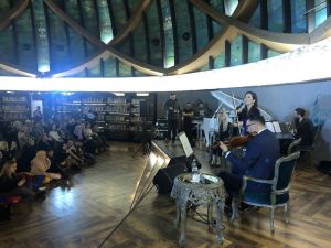 İpek Açar Ve Alper Kömürcü, Üsküdar’da hayranlarıyla bir araya geldi