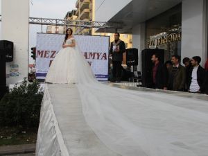 Diyarbakır’da sokak defilesi, 40 kilogramlık gelinlik ilgi odağı oldu